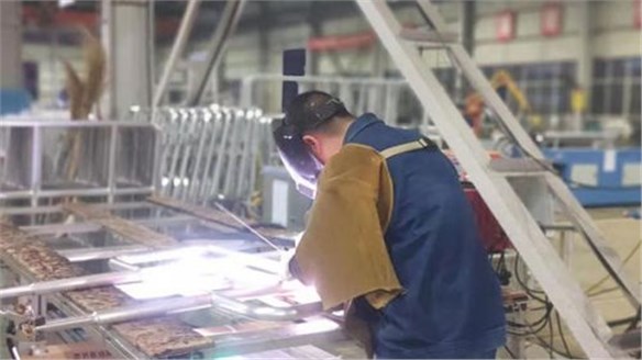 加班加点忙生产,齐心协力保进度